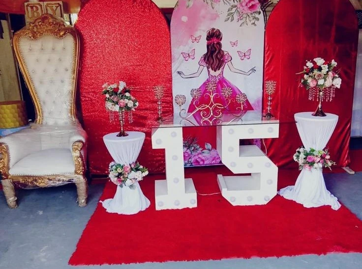 Montaje de quinceaños con panel sublimado y alfombra roja decorativa