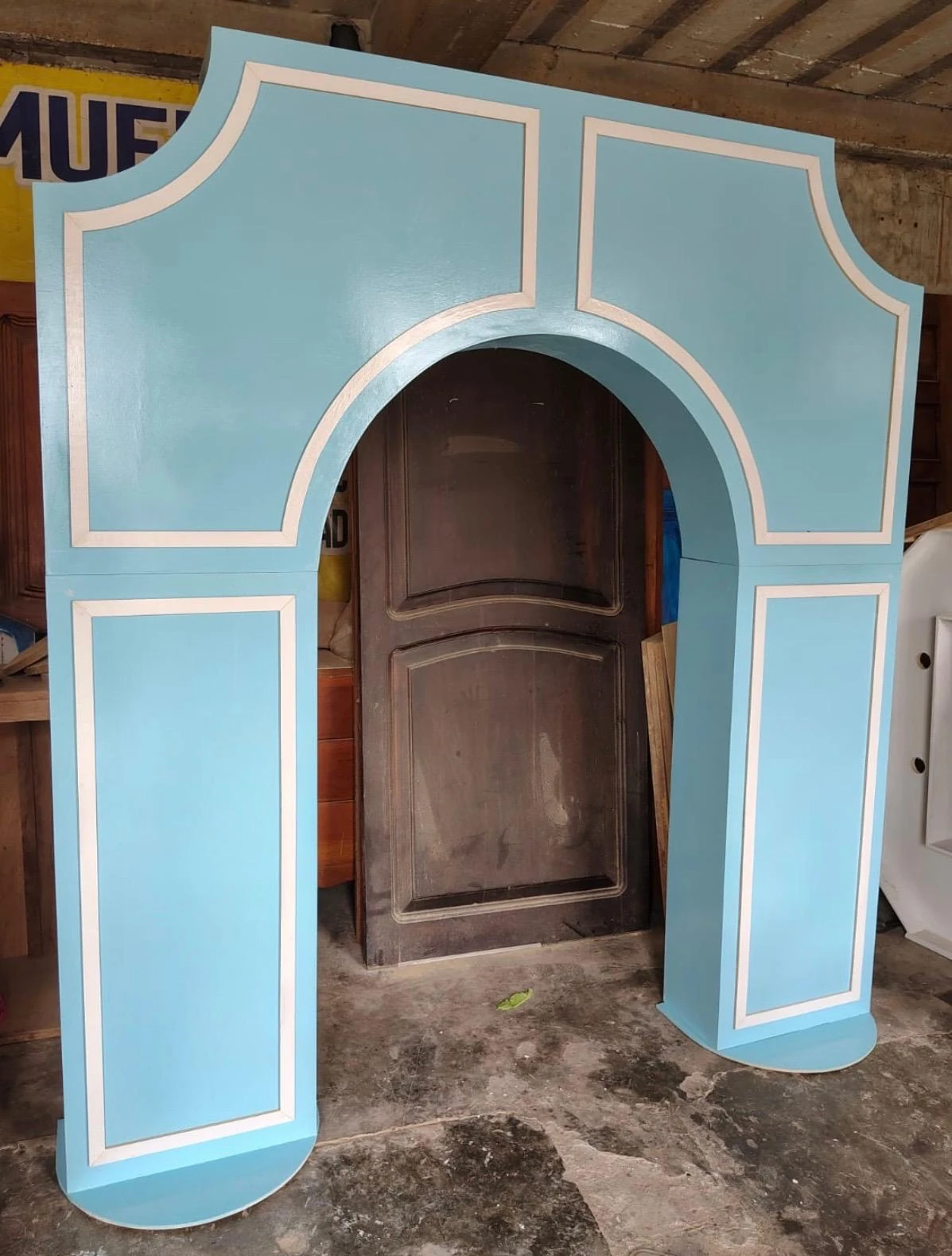 Arco decorativo celeste y blanco de estilo clásico