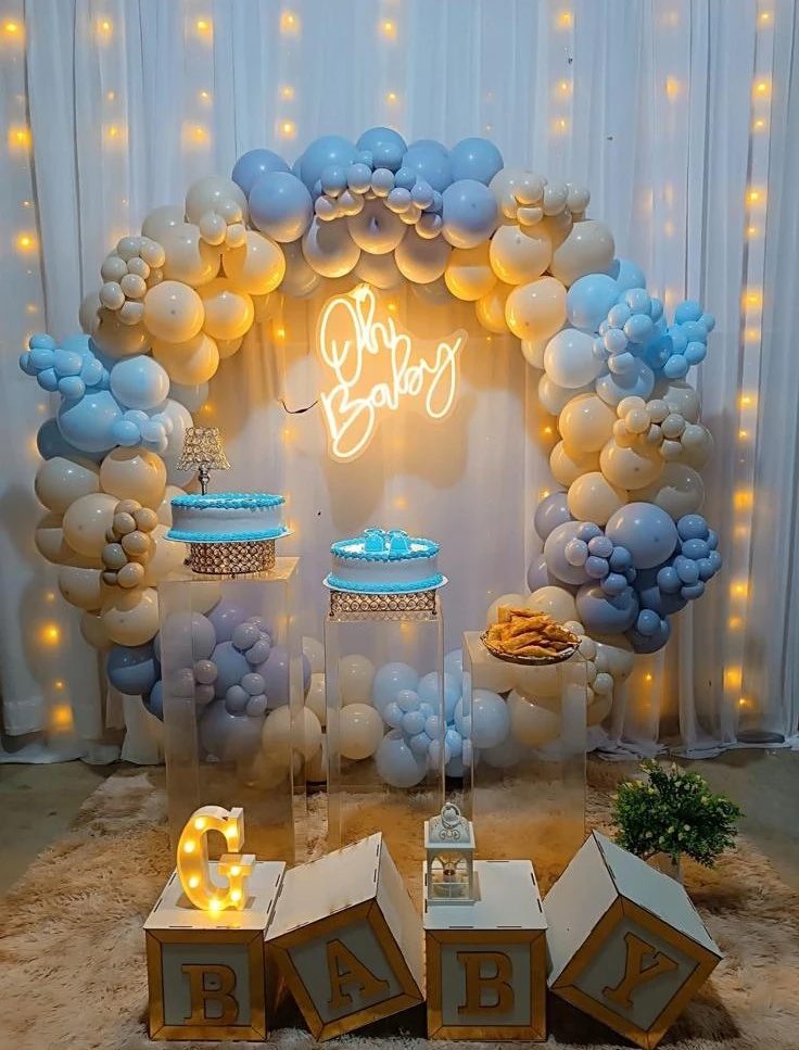 Montaje de baby shower celeste y blanco con globos y mesas