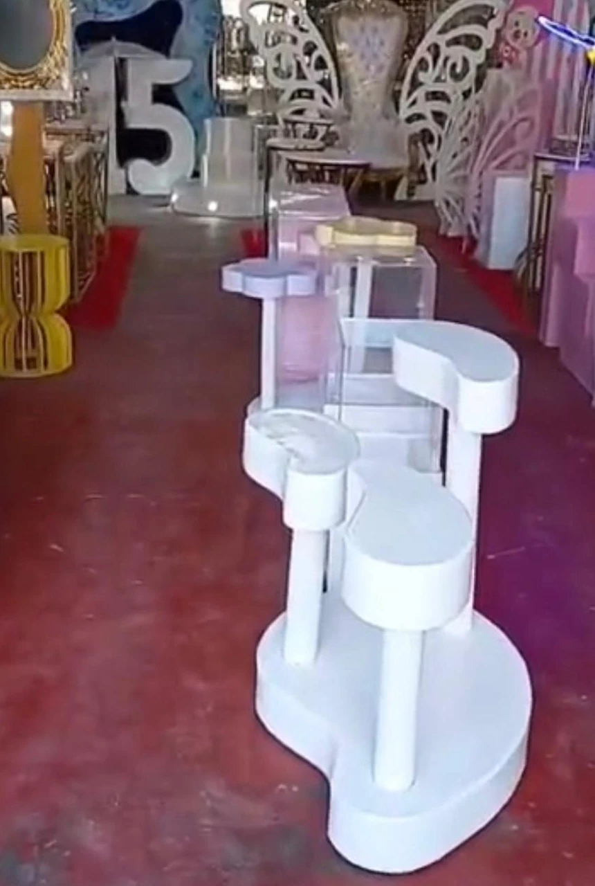 Colección de bases blancas curvas y transparentes para exhibición