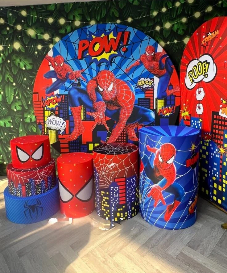 Colección de cilindros rojos y azules con paneles urbanos