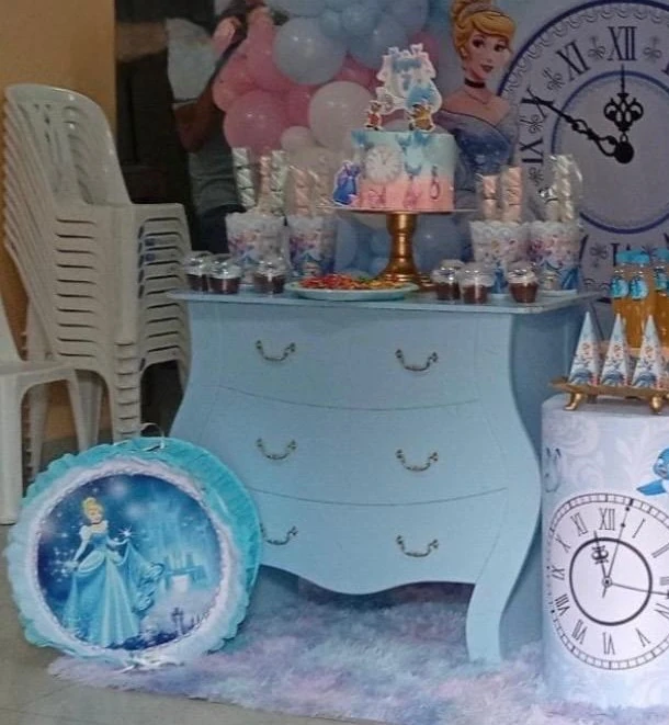 Mesa de dulces celeste con torta, cilindros y detalles de princesa