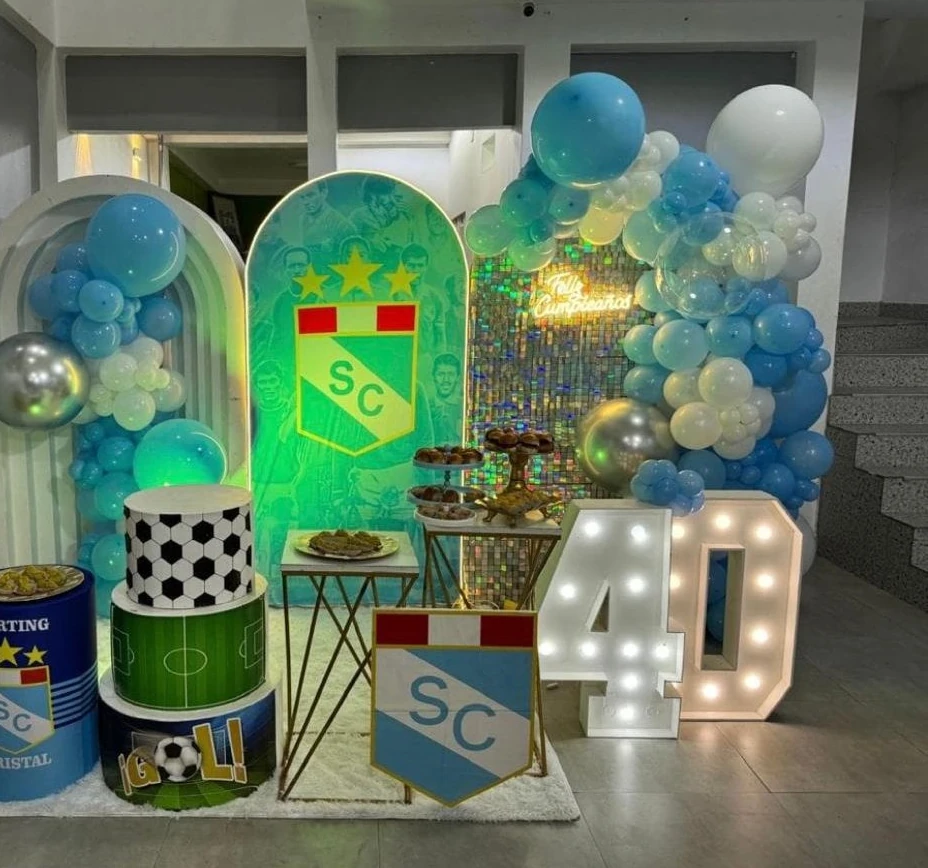 Montaje deportivo celeste y blanco con globos, cilindros y número iluminado