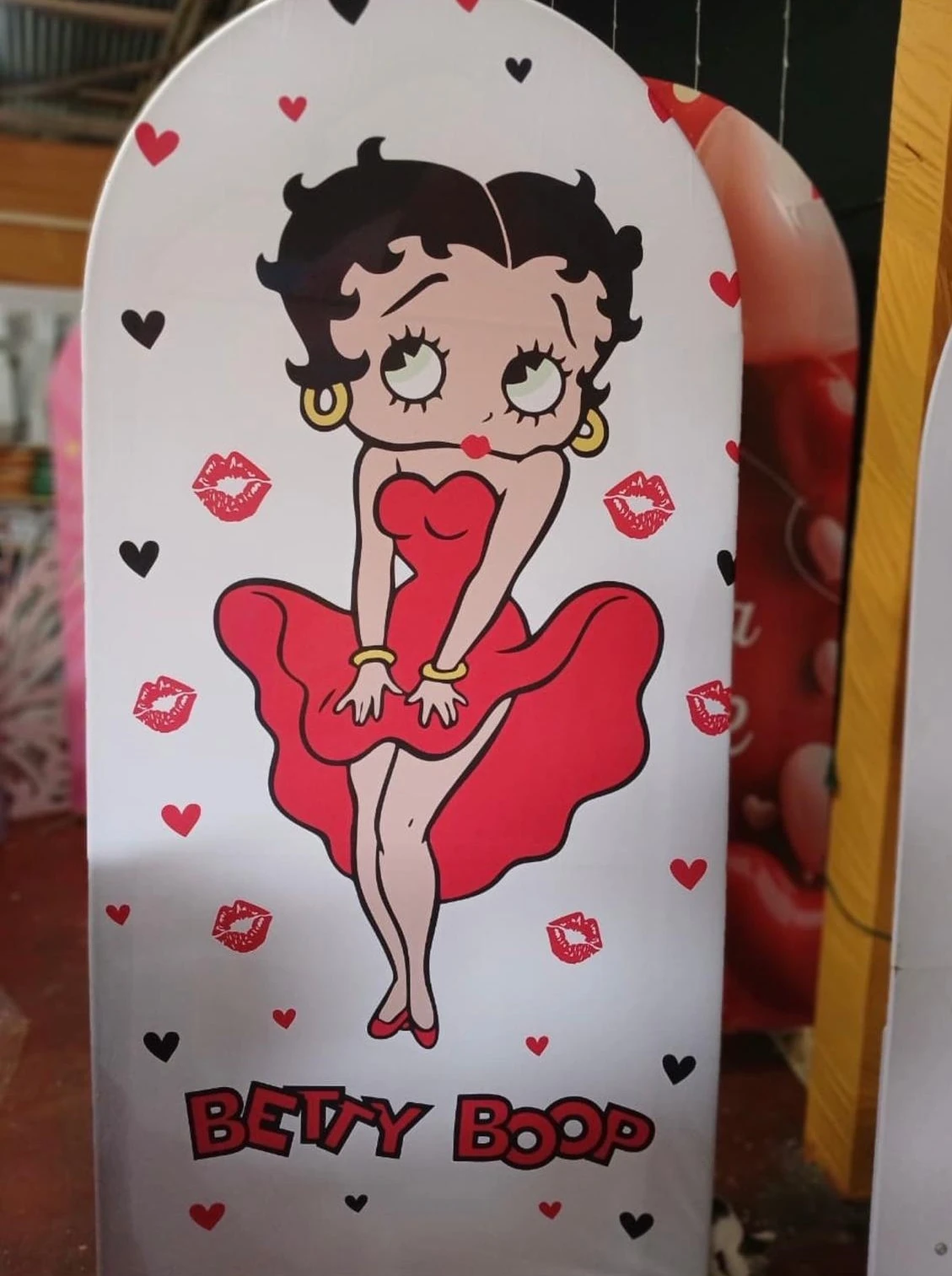 Panel arqueado blanco con ilustración retro en rojo y negro