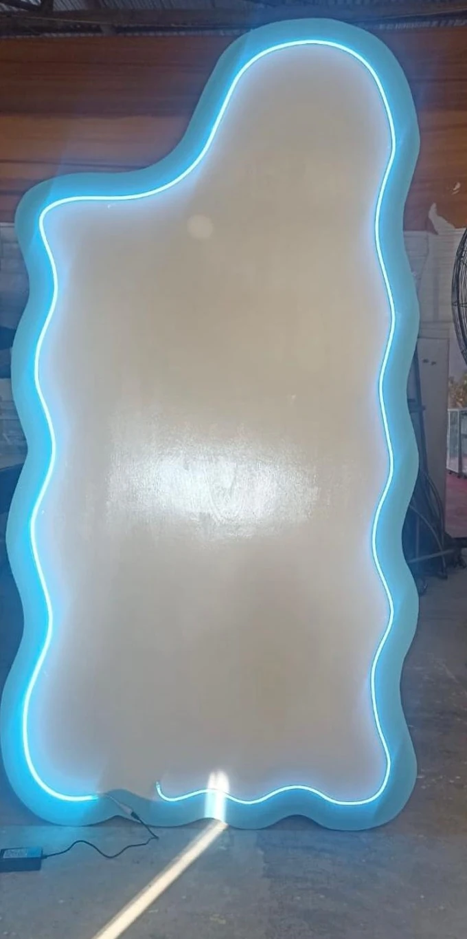Panel orgánico blanco con contorno LED celeste