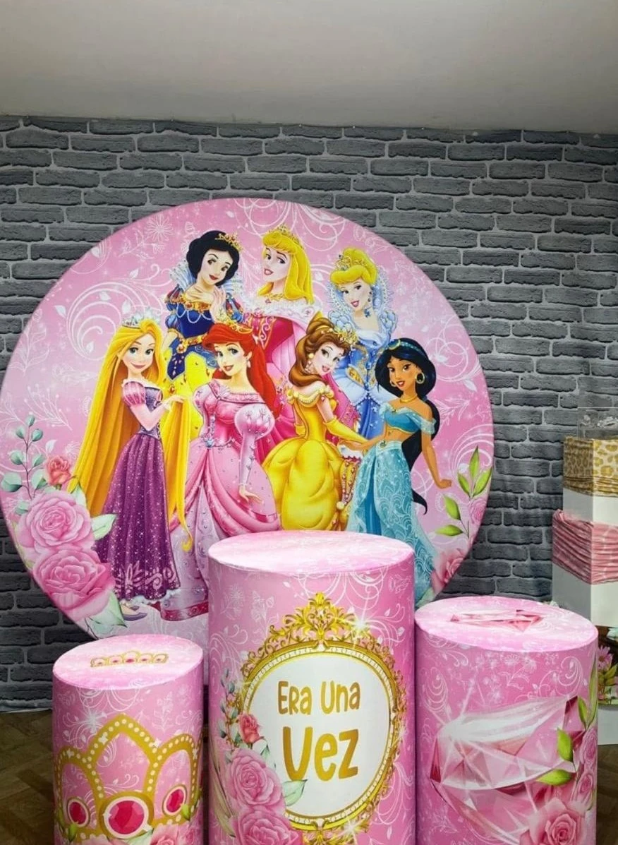 Panel circular rosa con ilustraciones de princesas y cilindros decorativos