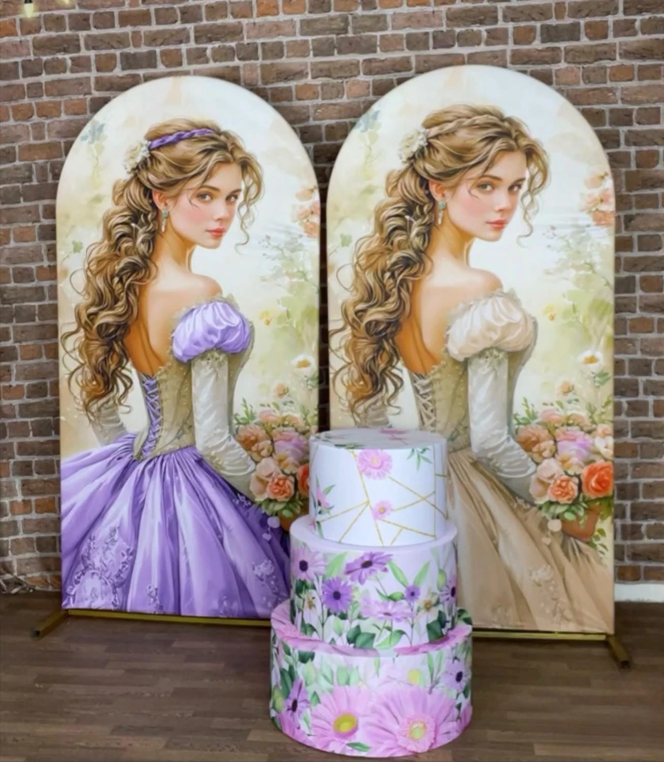 Dos paneles ilustrados en tonos lila y crema con cilindros florales