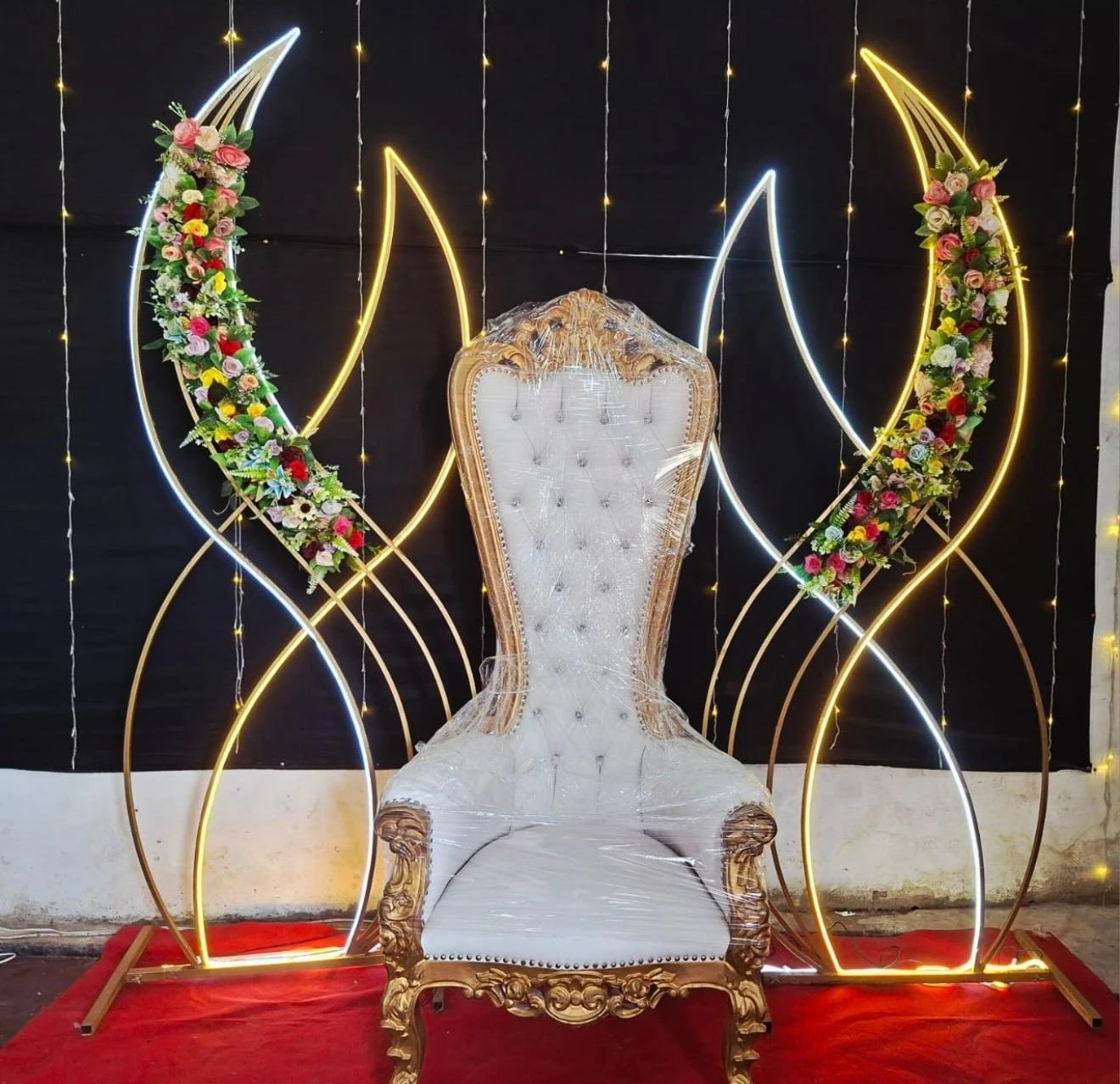 Sillón virreinal en un escenario de arcos y flores