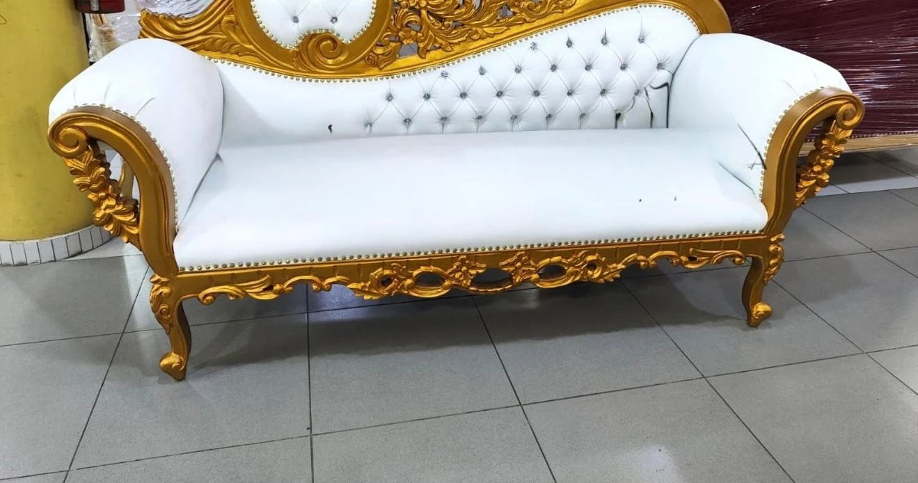 Sofá virreinal blanco y dorado de tres plazas